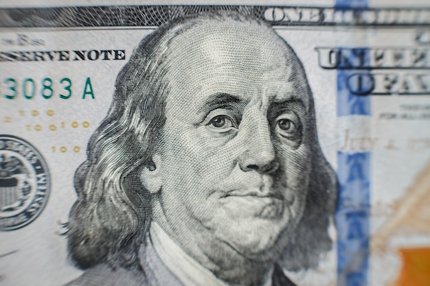 매크로는 미국 100달러 지폐에 있는 벤 프랭클린의 얼굴을 클로즈업합니다.