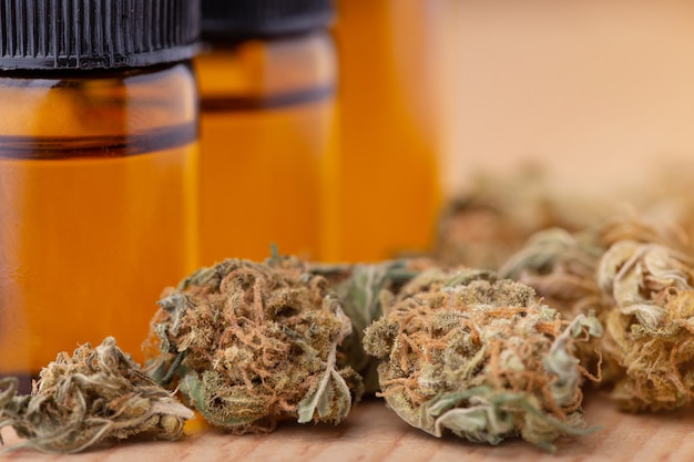 Foto macro dettaglio del contagocce con olio di cbd, concetto di marijuana medica di cannabis