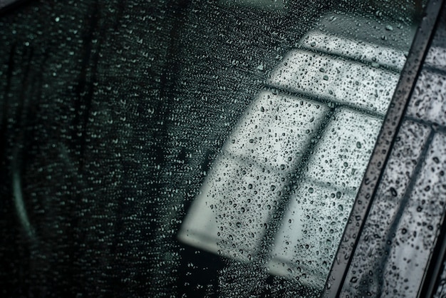 Foto macro dettaglio delle gocce d'acqua sul finestrino dell'auto