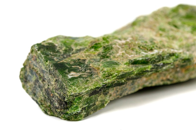 Macro Diopside minerale steen op een witte achtergrond