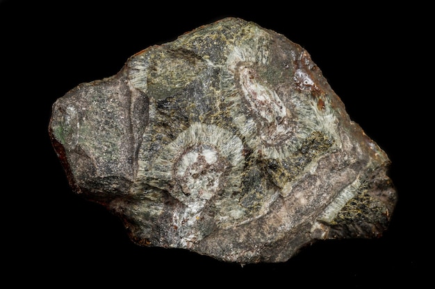 Macro Diopside minerale steen op zwarte achtergrond