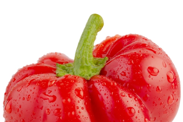 Macro foto van rode paprika met waterdruppels op witte achtergrond