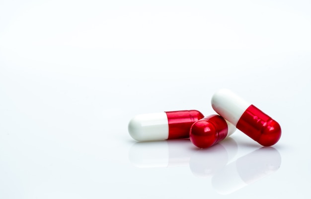 Macro geschoten detail van de rode, witte pillen van de antibioticacapsule