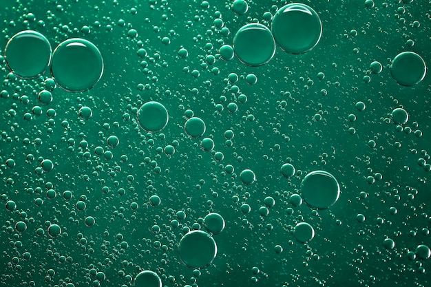 macro groen water met oliedruppels