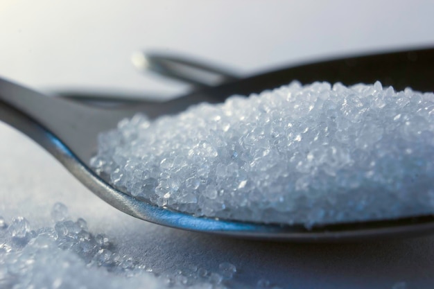 Foto macro di un sano sale marino su un cucchiaio di metallo in primo piano