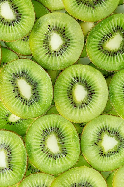 Macro kiwi, bovenaanzicht van gesneden kiwi met waterspatten. vers, sappig eten en drinken achtergrond.