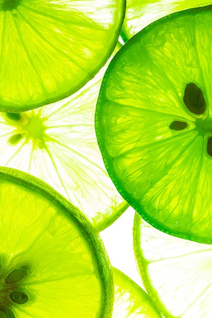 Macro lime, limone e lime verde sovrapposte a fette di primo piano sullo sfondo, macro texture di limone, macro clos