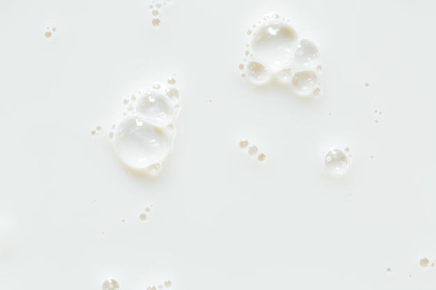 Macro melkWit oppervlak van melk en bubbels en rimpelingen van bovenaf vogelperspectief Bellen op melk