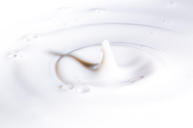 Gocce di latte macro dropmilk con increspature versare il latte