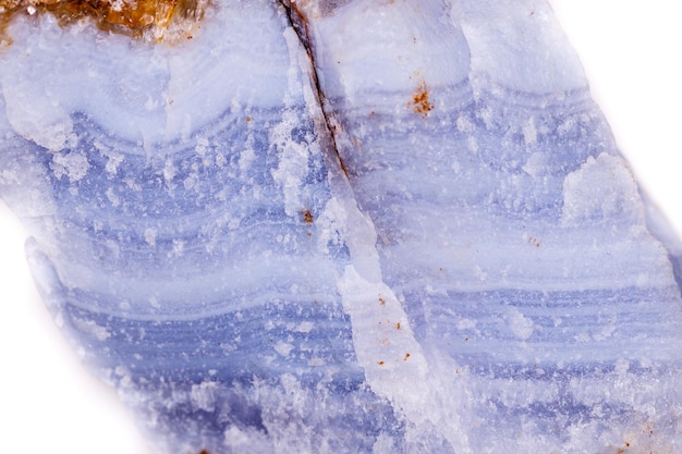 Макроминеральный синий агат в скале на белом фоне