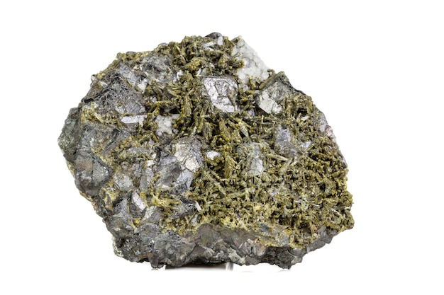 흰색 바탕에 매크로 미네랄 Epidote 돌