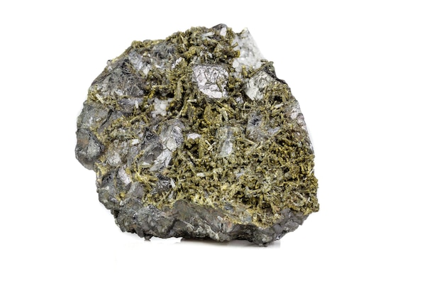 흰색 바탕에 매크로 미네랄 Epidote 돌