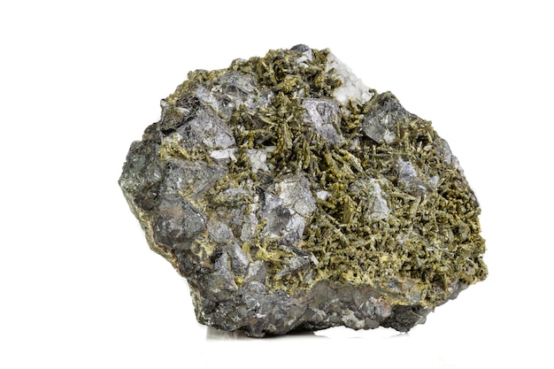 흰색 바탕에 매크로 미네랄 Epidote 돌