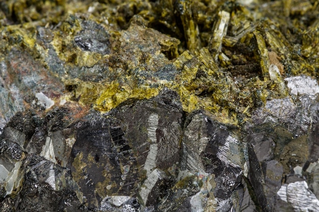 흰색 바탕에 매크로 미네랄 Epidote 돌