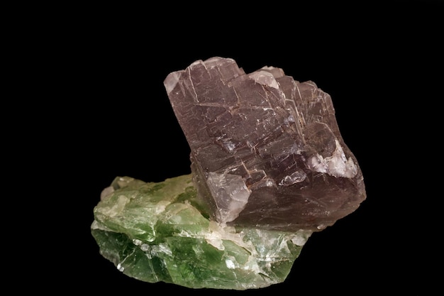 黒の背景にマクロ鉱物蛍石石