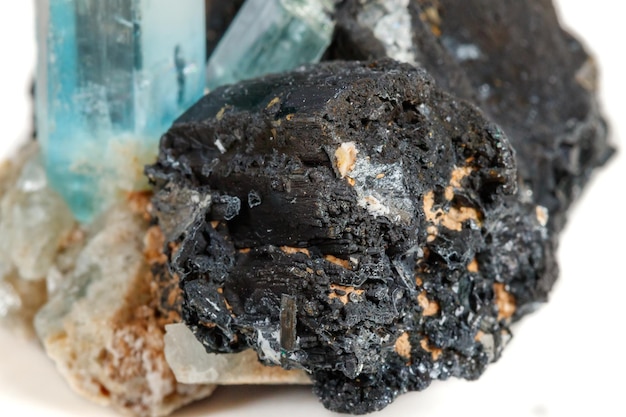 Макроминеральный камень Аквамарин и черный турмалин Шорл на белом фоне