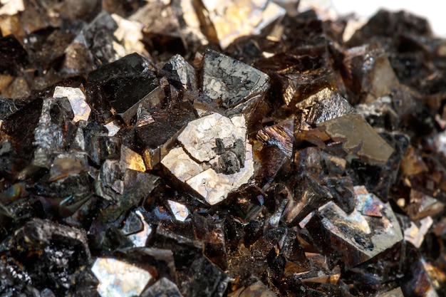 사진 흰색 배경에 매크로 미네랄 돌 arsenopyrite