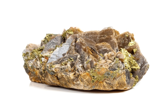 Макроминеральный камень Barit Pyrit на белом фоне