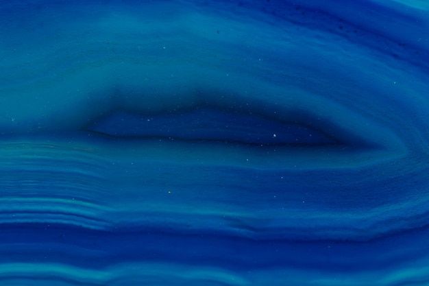 Foto macro pietra minerale blue agate allevare uno sfondo bianco