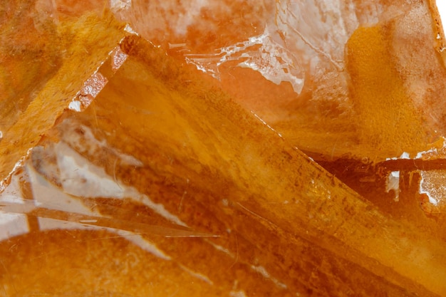 Фото Макроминеральный камень кальцит на белом фоне