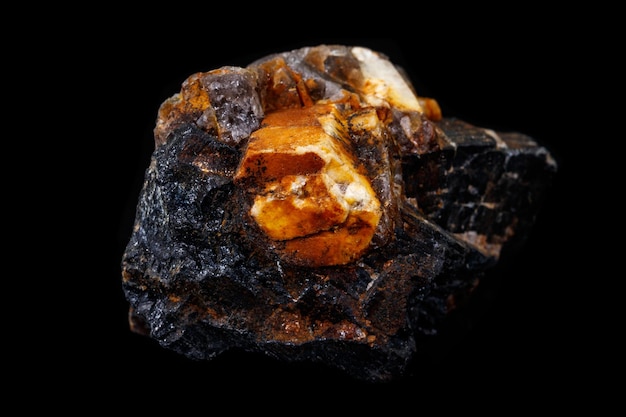 黒の背景に鉱物石コルンブ石ベリル長石のマクロ