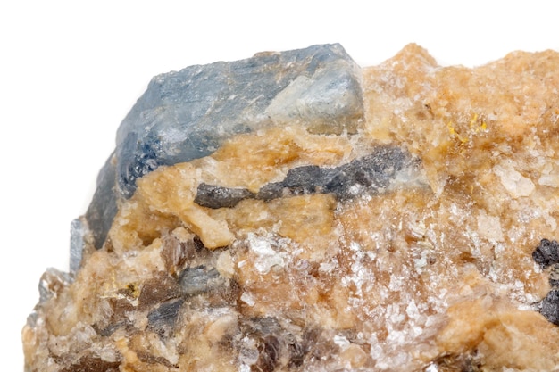 岩の白い背景のマクロ鉱物石コランダム