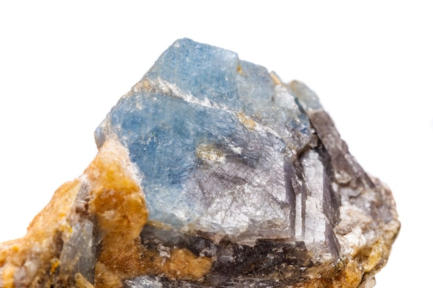 Макроминеральный камень корунд в скале на белом фоне