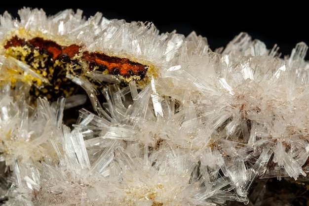 검은 배경에 매크로 미네랄 돌 결정 Hemimorphite 바위