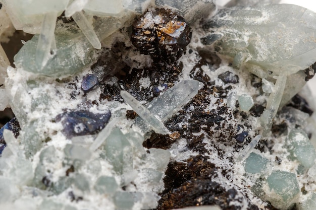 Foto macro pietra minerale druso quarzo con sfalerite nella roccia uno sfondo bianco