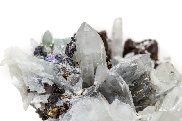 岩に閃亜鉛鉱と白い背景のマクロ鉱物石ドルススクォーツ