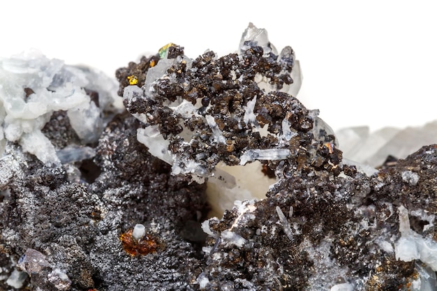 흰색 배경에 sphalerite가 있는 매크로 미네랄 스톤 Drusus 석영