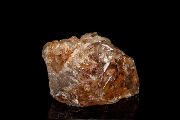 Макроминеральный камень Fenster Quartz Crystal на черном фоне