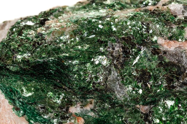 흰색 배경에 매크로 미네랄 돌 Fuchsite