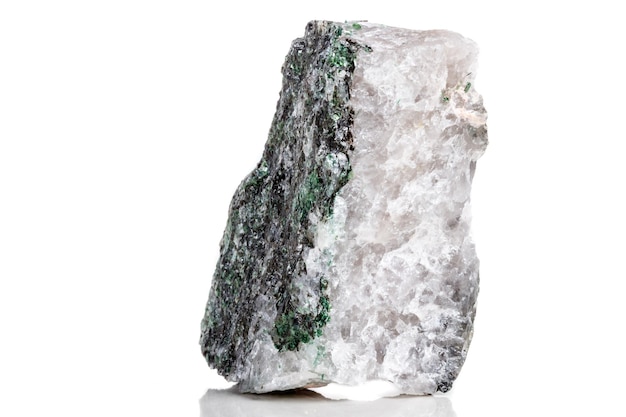 白い背景の上のマクロ鉱物石Fuchsite