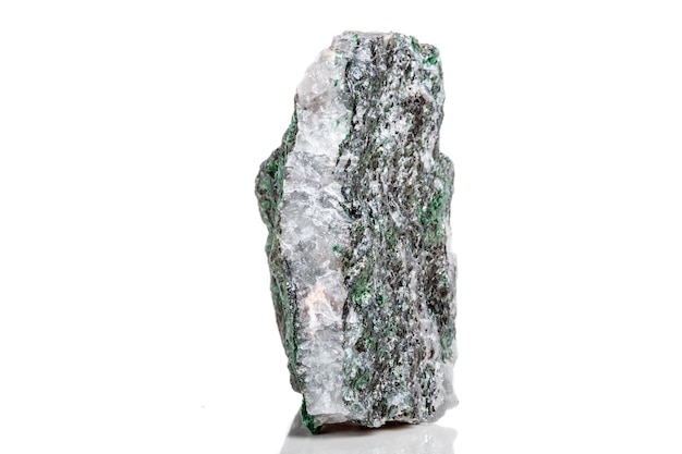 白い背景の上のマクロ鉱物石Fuchsite