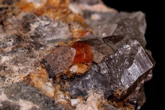 Макроминеральный камень Grossular Garnet Epidote на черном фоне