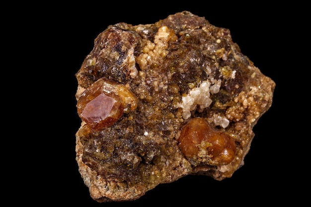 검은 배경에 매크로 미네랄 스톤 Grossular Garnet Epidote