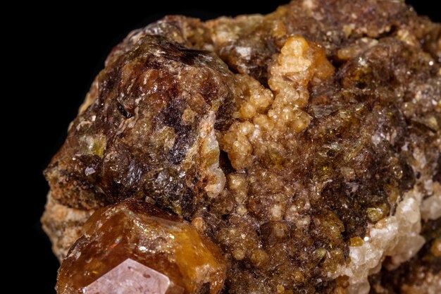 Макроминеральный камень Grossular Garnet Epidote на черном фоне