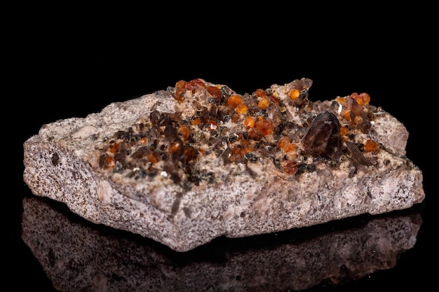 검은 배경에 매크로 미네랄 스톤 Grossular Garnet Epidote