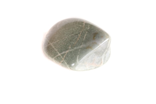 Макро минеральная каменная яшма на белом фоне