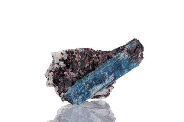 흰색 배경에 매크로 미네랄 돌 Kyanite