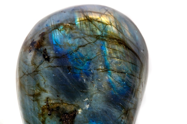 Foto macro pietra minerale labradorite su sfondo bianco