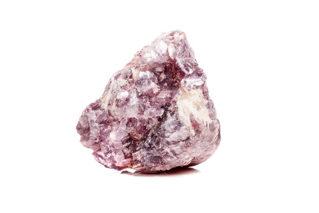 바위 흰색 배경에 매크로 미네랄 돌 Lepidolite