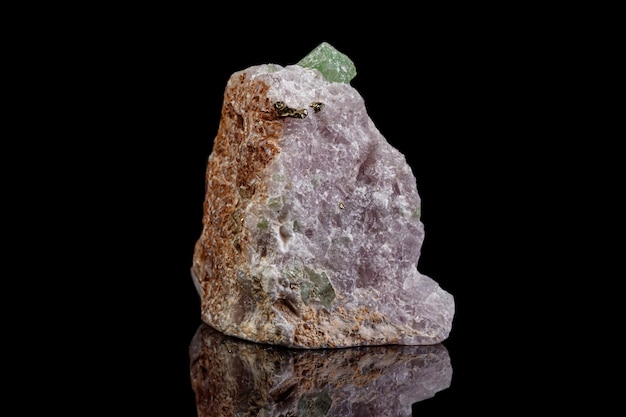 Паргасит макроминерального камня на черном фоне