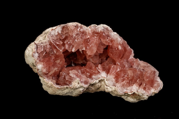 Макроминеральный камень Розовый аметист на черном фоне