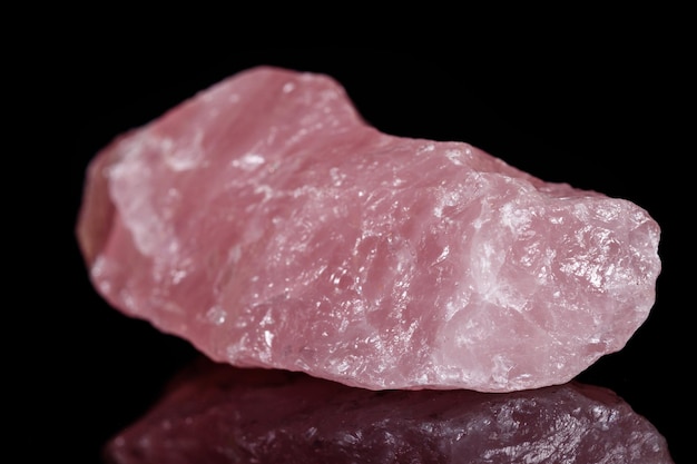 Pietra minerale macro quarzo rosa su sfondo nero