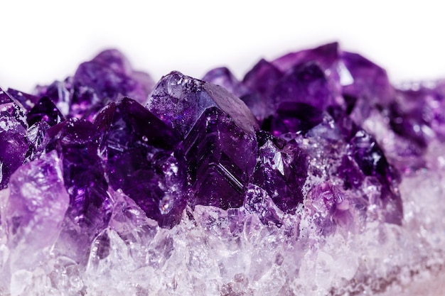 Photo macro mineral stone purple amethyst in crystals on a white background