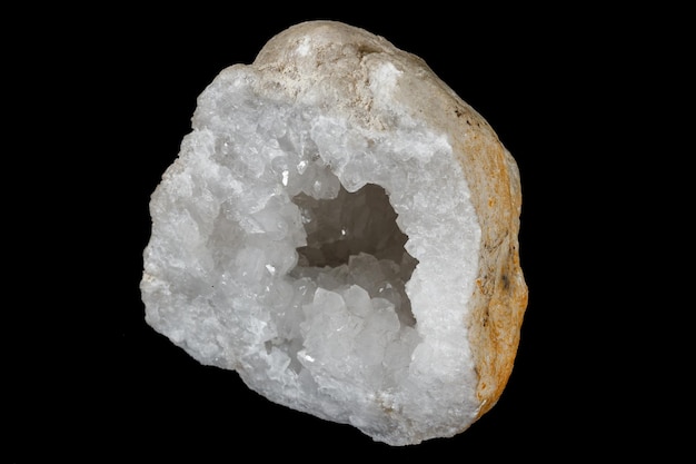 Макроминеральный камень кварцевый геодезический черный фон