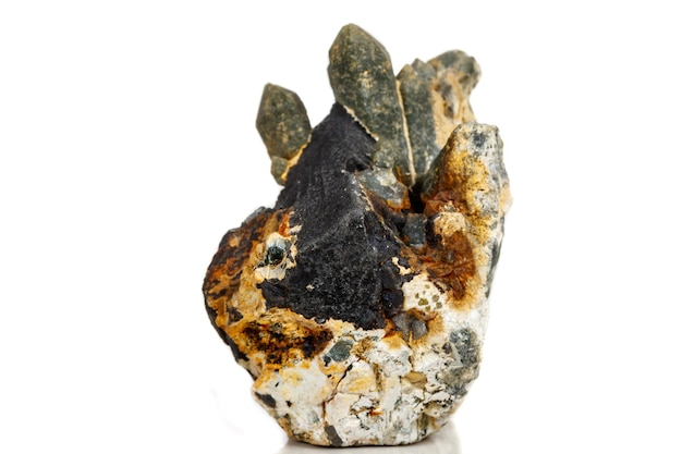 白い背景の上のilviteのマクロ鉱物石クォーツ灰鉄輝石Prase
