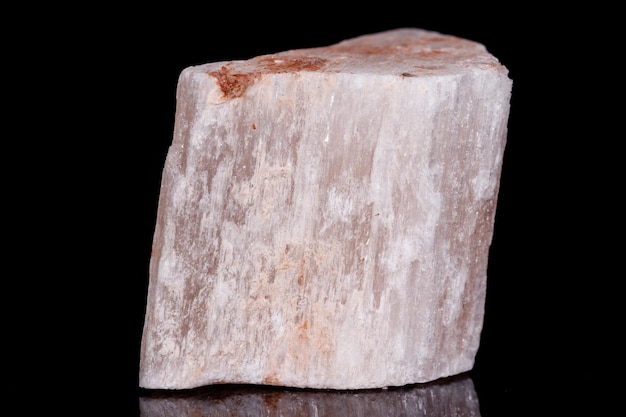 Макроминеральный камень красный гипс на черном фоне